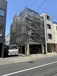 先行足場にて建て方中。